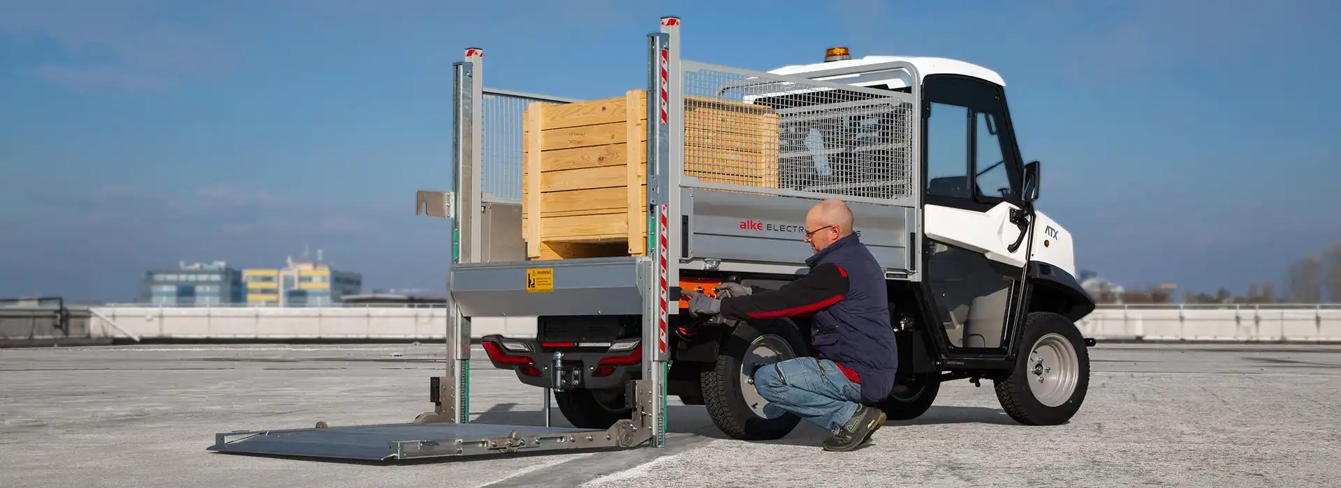 Tail lift van for handling cargo Alke'