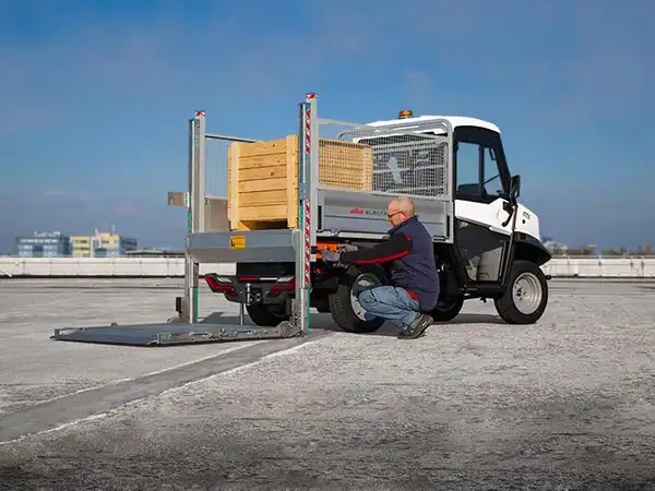Tail lift van for handling cargo Alke'
